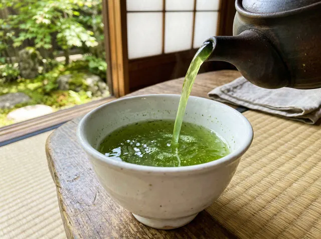 深蒸し煎茶の濃い緑色のお茶が白いカップに注がれているクローズアップ