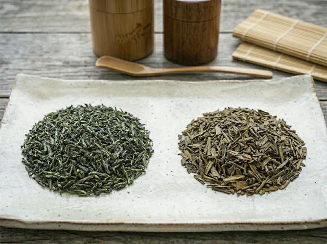 鮮やかな緑色の新鮮な茶葉と、黄褐色に変色した古い茶葉の色比較