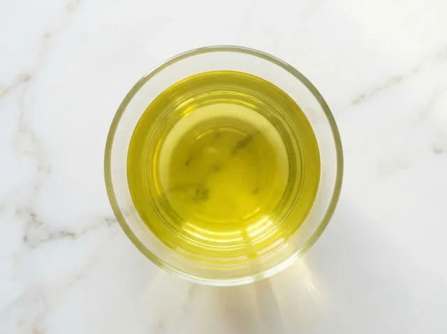 透明感のある美しい黄緑色のお茶の水色（すいしょく）をグラスで確認