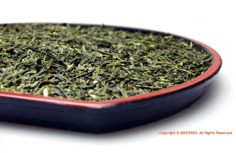 深蒸し茶の茶葉：短く砕けた粉末状の濃緑色茶葉