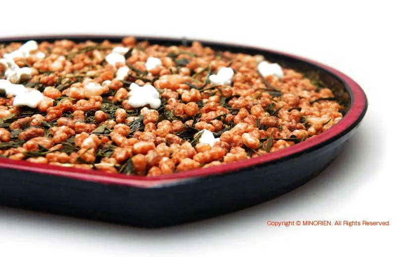 玄米茶の茶葉：煎茶の葉と白・茶色の炒り玄米が混在