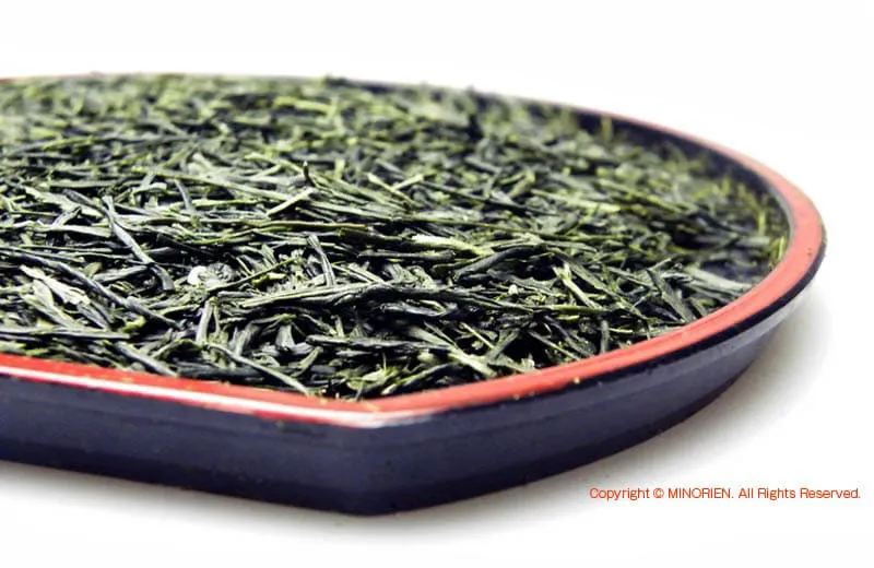 玉露の茶葉：煎茶より細く撚られた深い緑色の茶葉