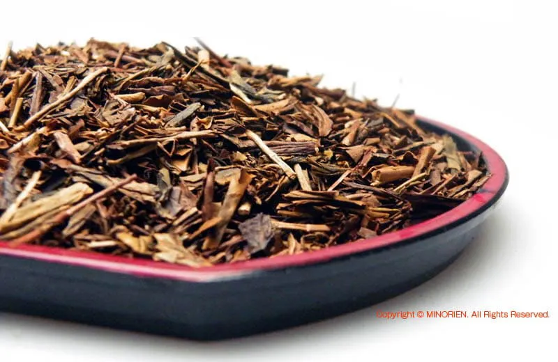 ほうじ茶の茶葉：焙煎で茶褐色になった葉や茎