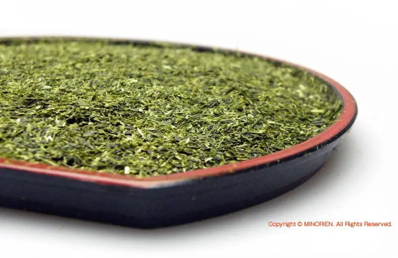 粉茶の茶葉：細かい粉末状の濃緑色茶葉