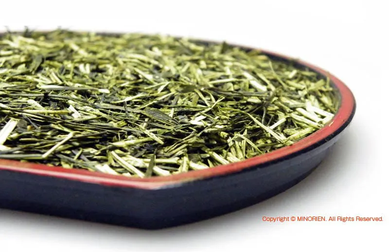 茎茶の茶葉：細長い茎が主体の淡緑色茶葉