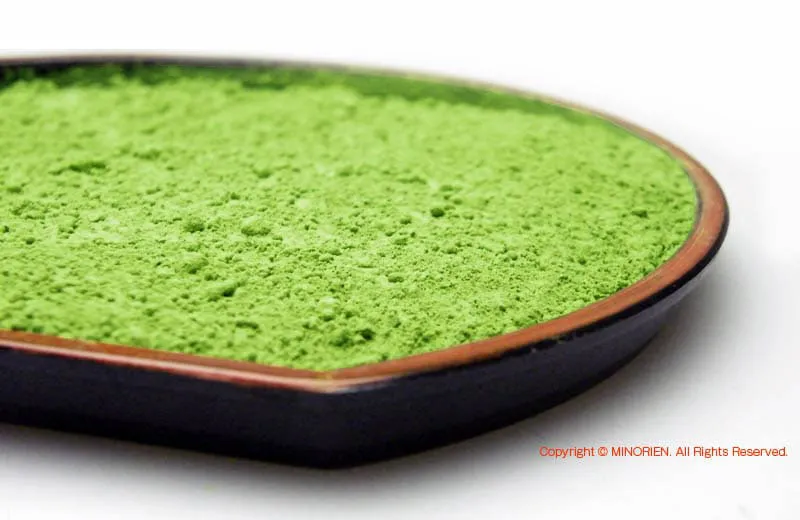 抹茶の茶葉：鮮やかな濃緑色の微細粉末