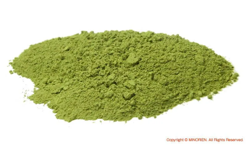 粉末茶の茶葉：淡緑色の粉末状茶葉
