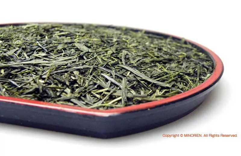 煎茶の茶葉：針状に細く整った濃緑色の茶葉