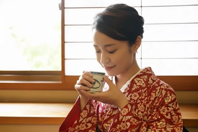お茶の香りを嗅ぐ女性