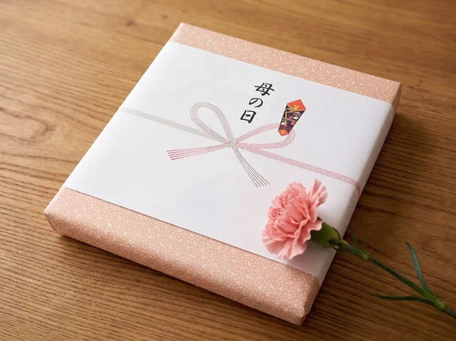 新茶のギフト包装。のしには母の日、と書いてある