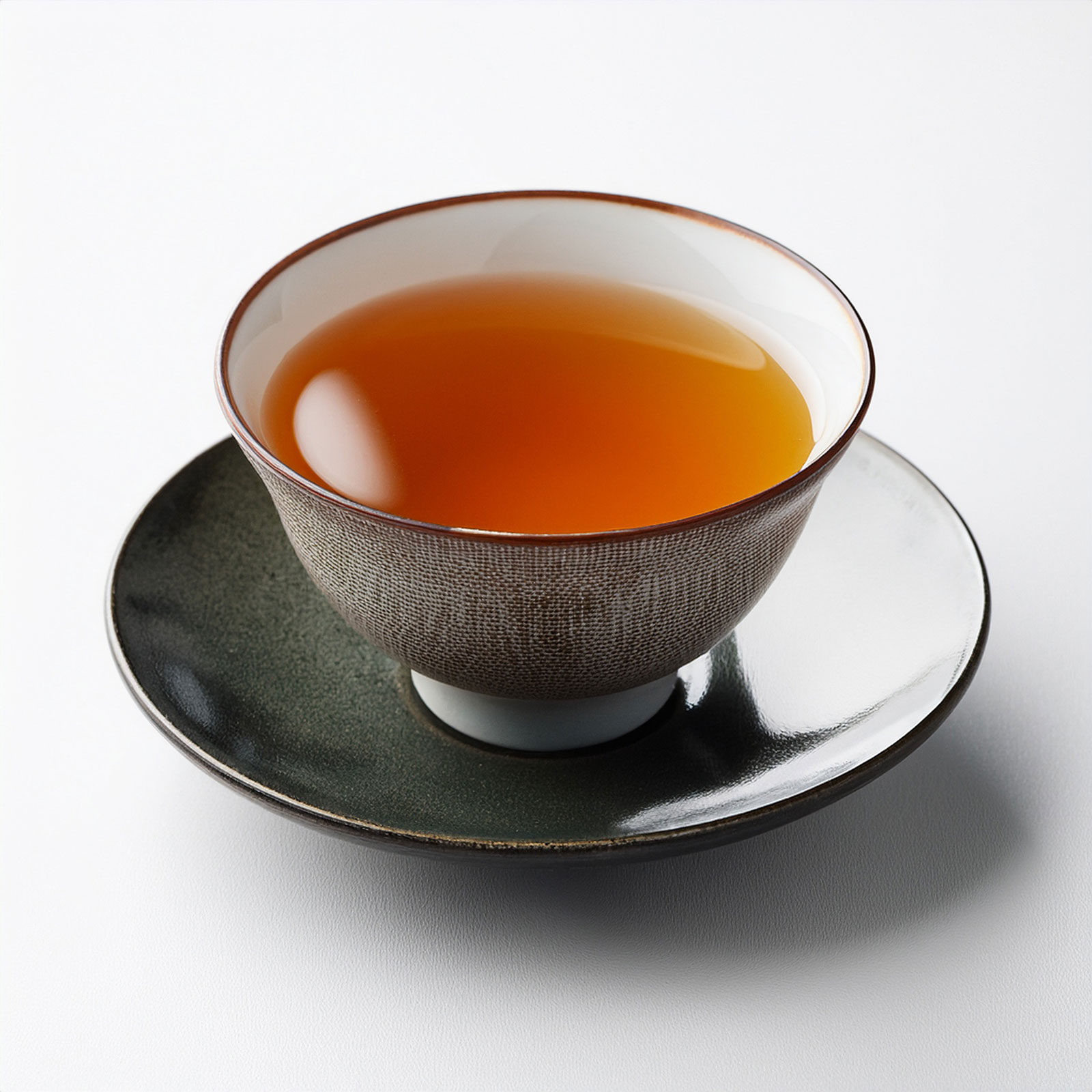 和紅茶Akaneお茶の入った湯呑み