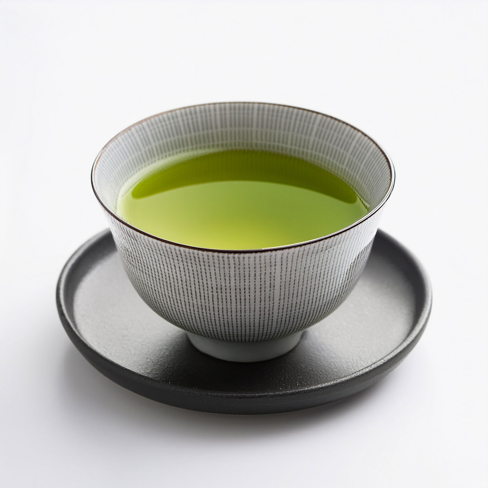 抹茶入り玄米茶グAoiお茶の入った湯呑み